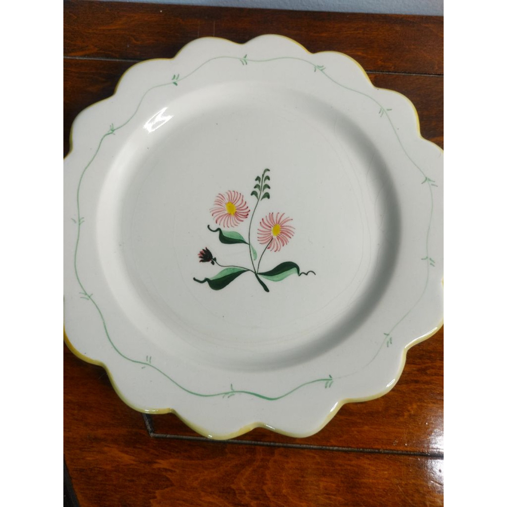 Vintage SECLA Portugal hand-painted 8" scalloped floral ceramic dessert plates - Picture 2 of 9